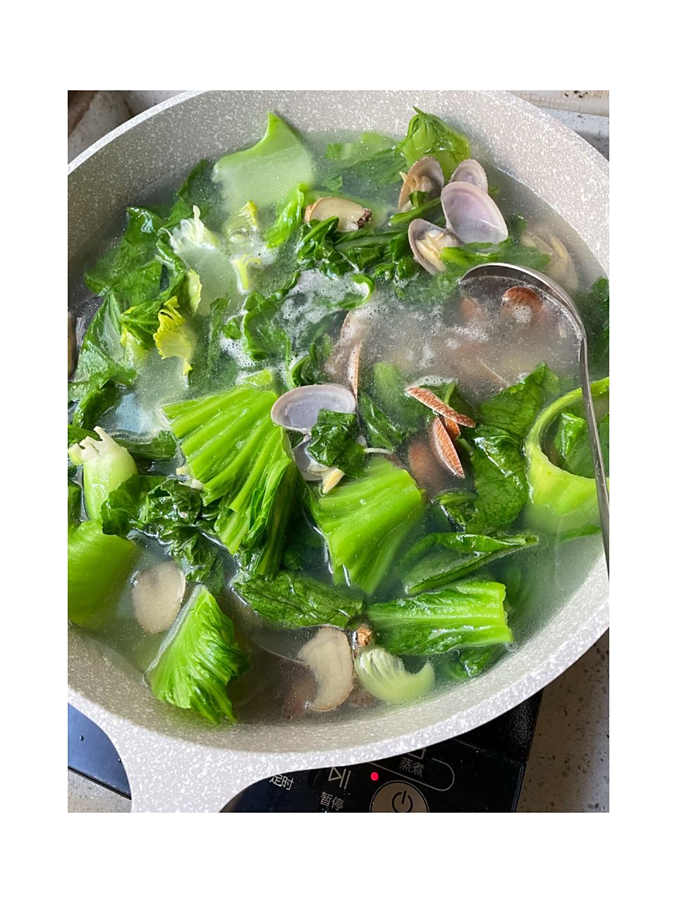 芥菜花甲汤～ 鲜美 清爽不油腻 材料:芥菜 花甲 姜 料酒 盐 油 花甲放