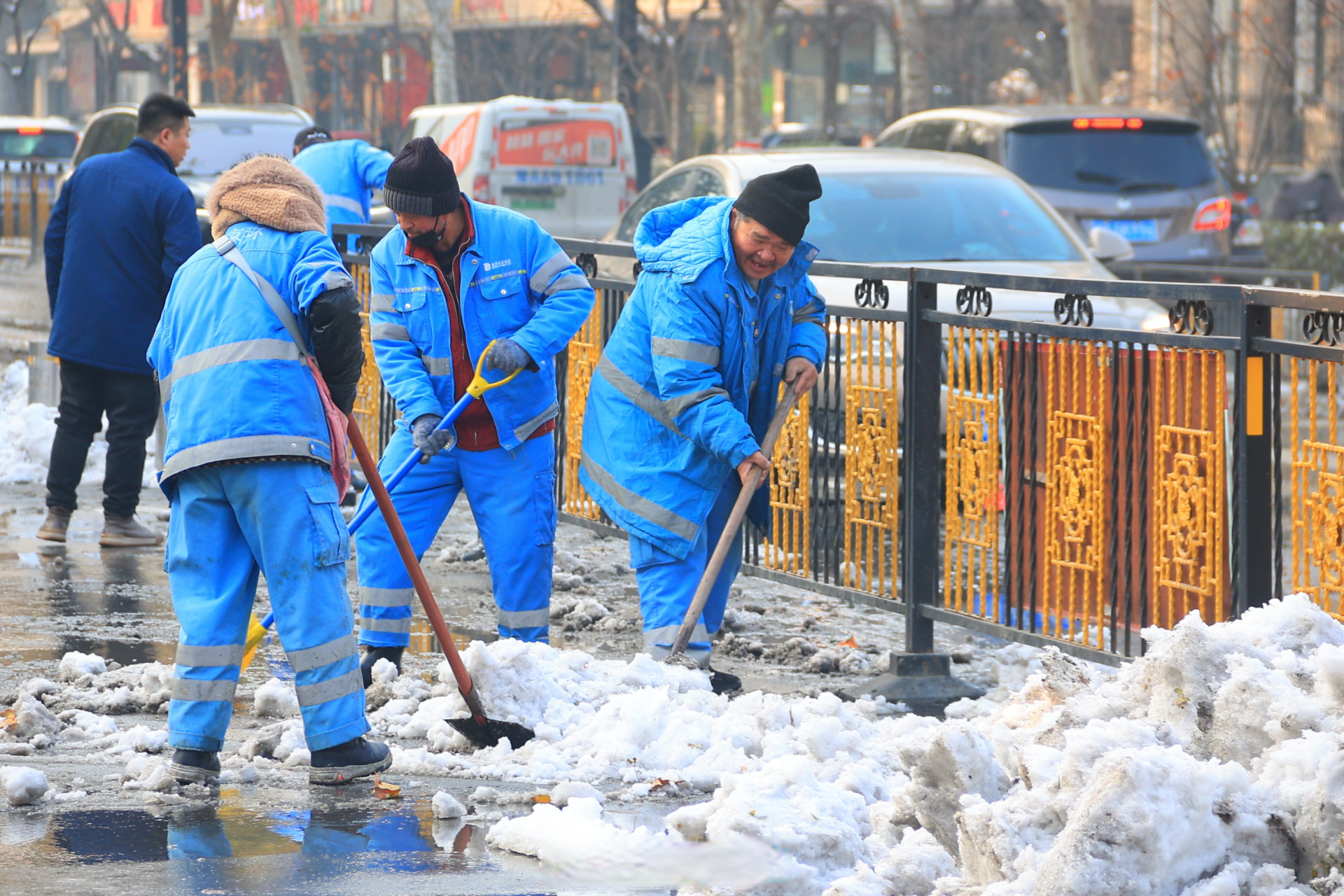 环卫工人扫雪图片高清图片