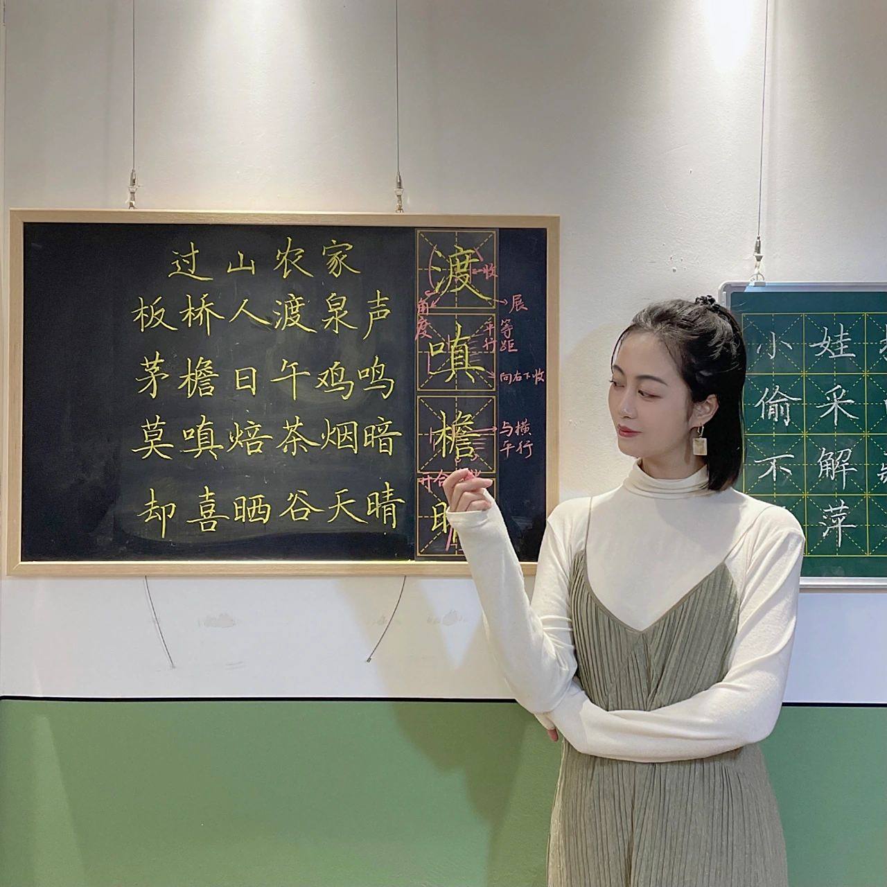 今天用了学生带来的粉笔 可真好写 昨天写一支断一支 断到发脾气.