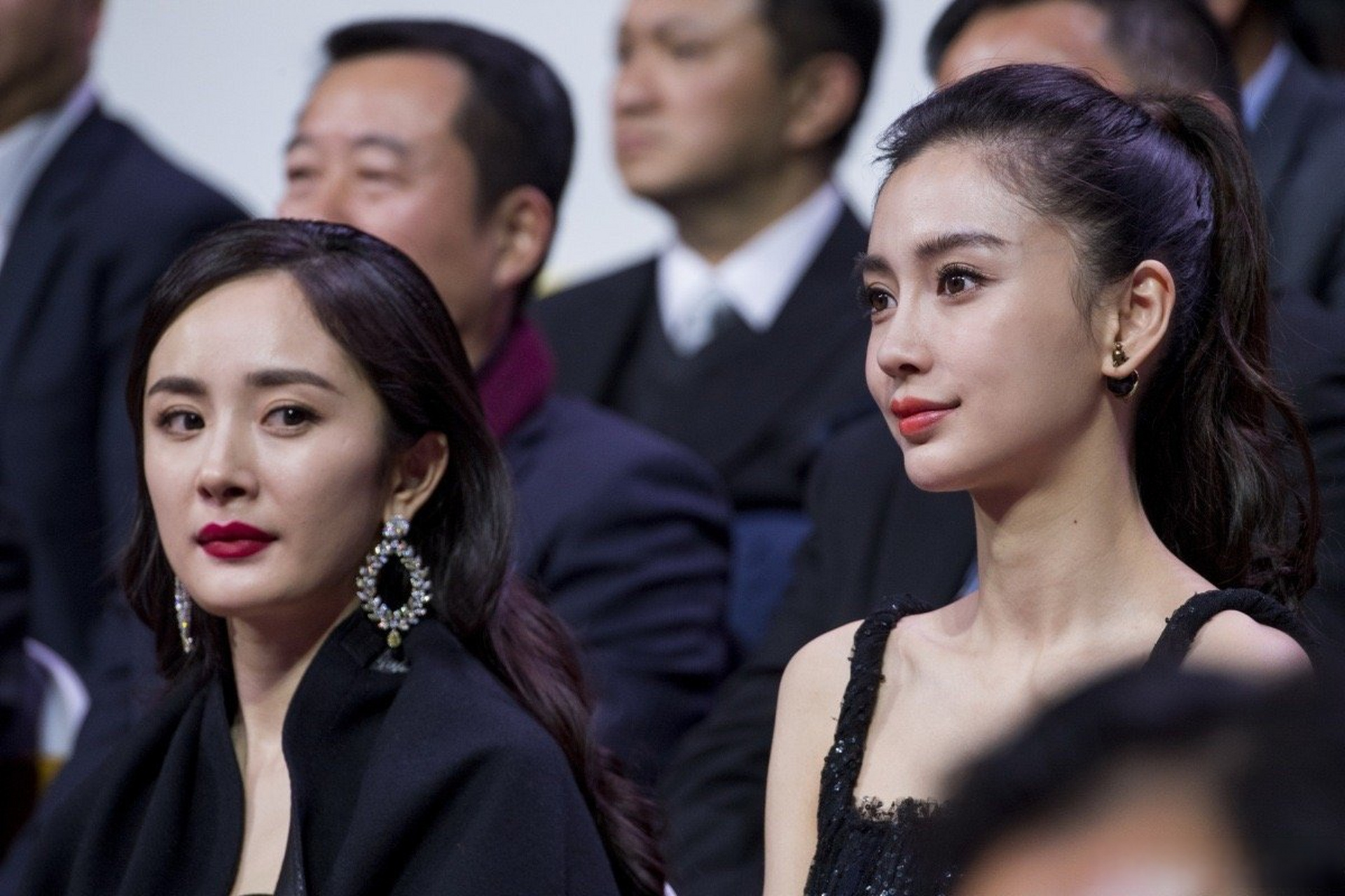 杨幂和杨颖baby的怼脸侧颜生图,现在看,杨幂还不如杨颖baby耐看[思考]