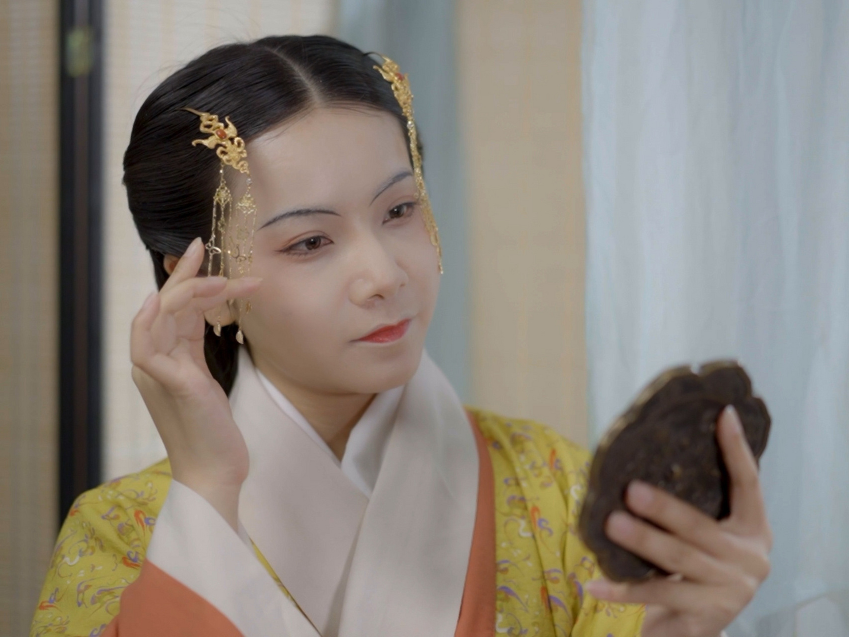 三分钟教你学会汉代椎髻妆发          这是一个超详细的复原妆造教程