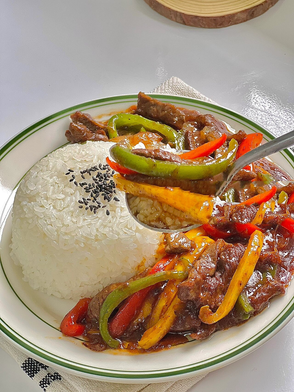 一人食|黑椒牛柳盖饭|椒香浓郁鲜辣诱人 · 西餐中就常有黑椒牛排的