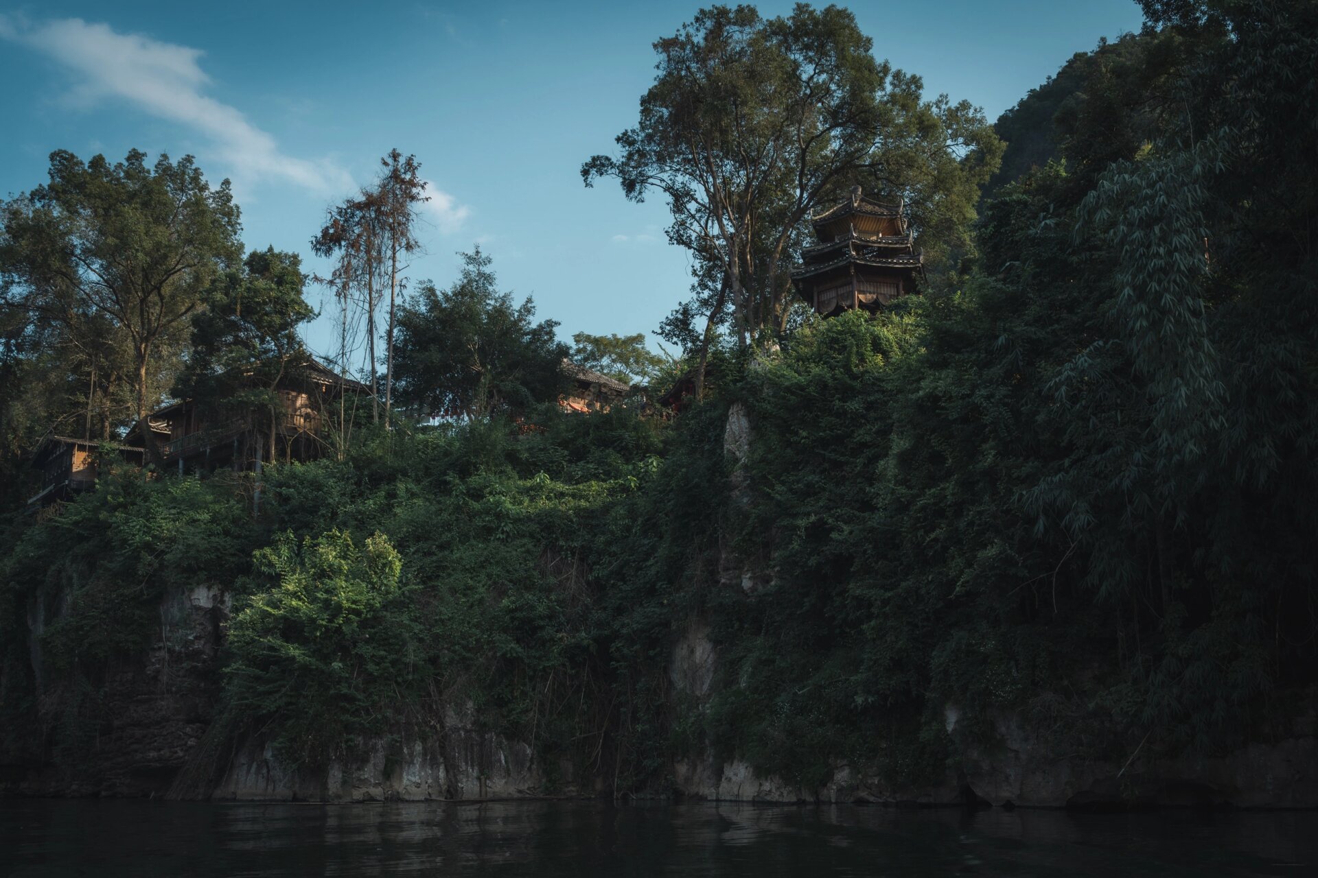 柳州周边游|宜州下枧河 下枧河是到达刘三姐故居的必经之地,两岸青山