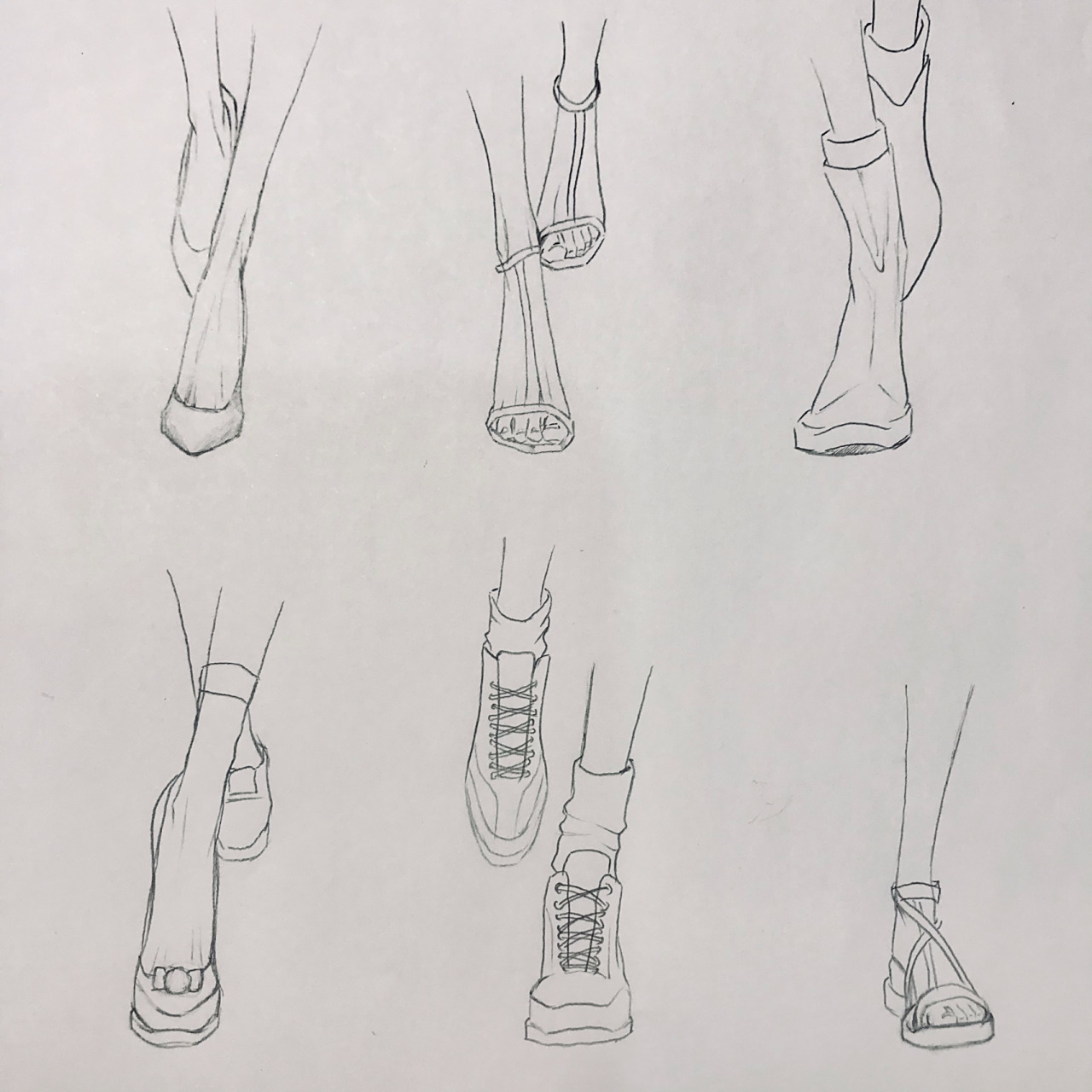 熟练掌握行走时的脚部形态后再练习穿鞋的画法,这样更有助于准确把握