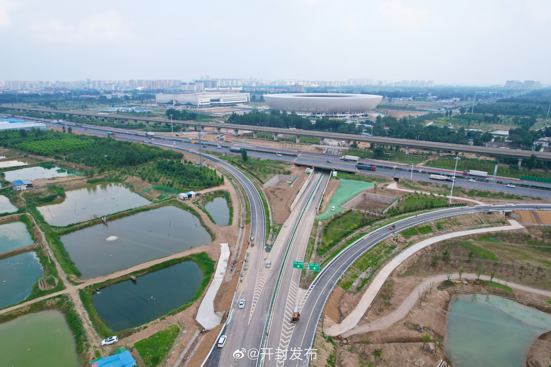 位于连霍高速与十三大街交叉口的连霍高速开封西站建设进入收尾阶段.