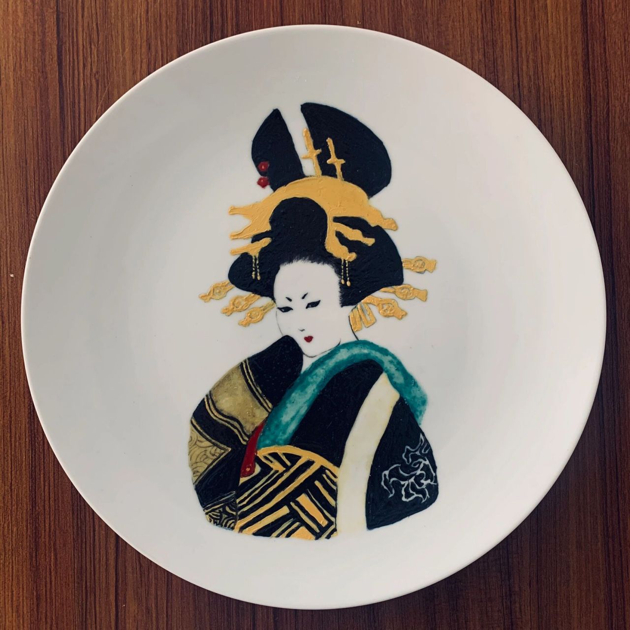 而画瓷盘,基本需要准备的材料有:粉墨状的颜料,一瓶乳香油.