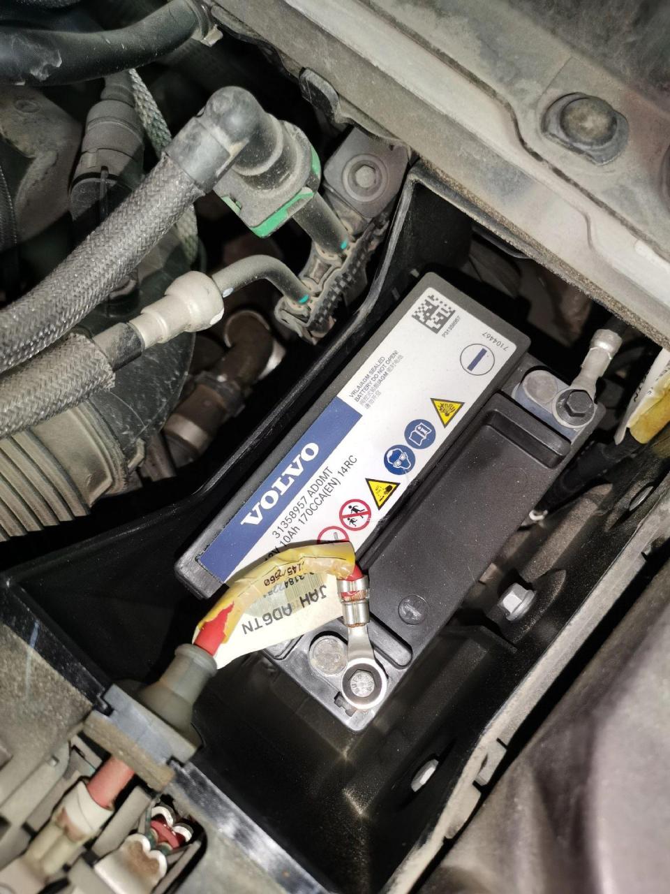 沃尔沃xc60电瓶灯亮,仪表提示12v蓄电池严重充电故障,经检查是辅助