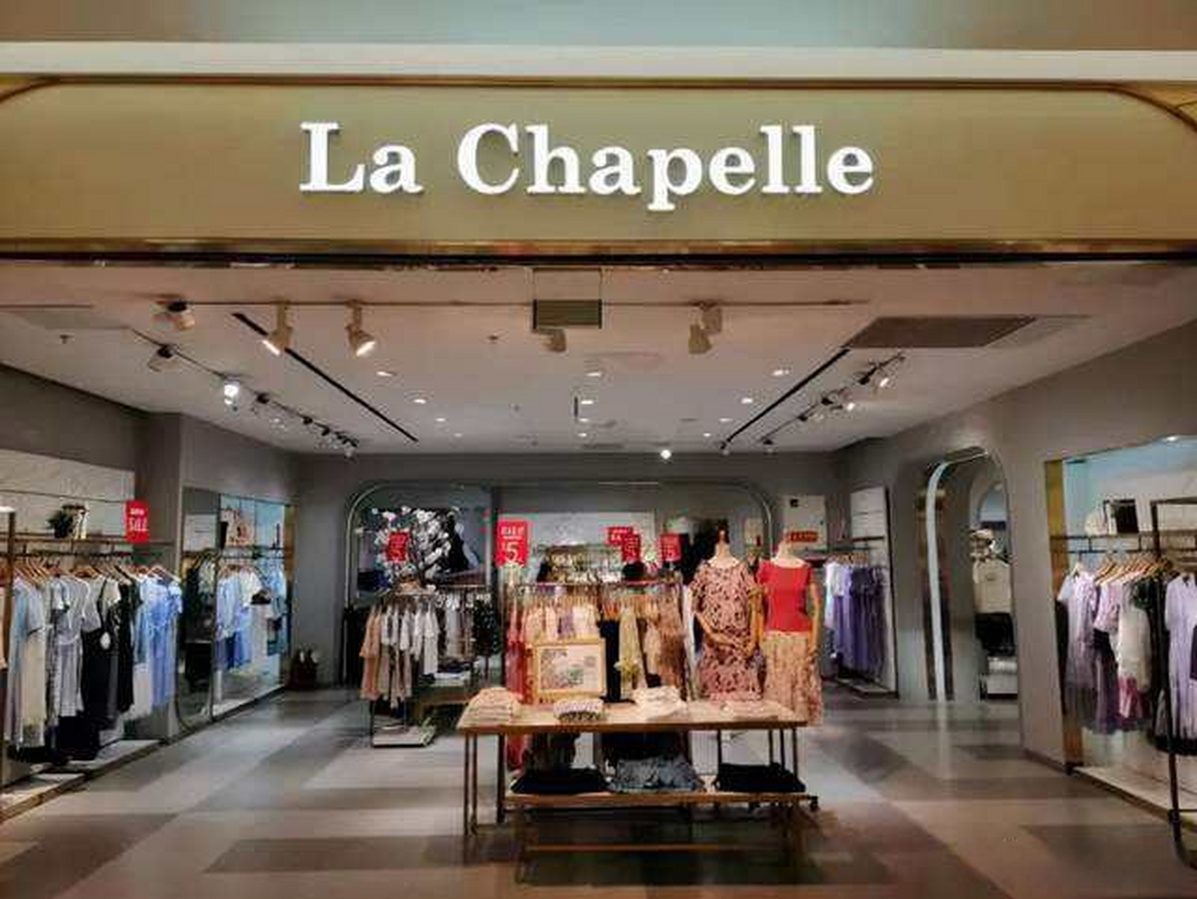 天眼查app显示,近日,新疆拉夏贝尔服饰股份有限公司新增一条被执行人