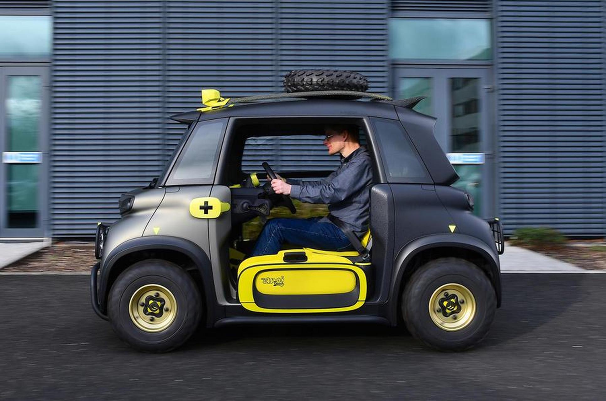 的两座微型电动车"老头乐" 名字叫ami buggy,看起来有轻微的越野能力