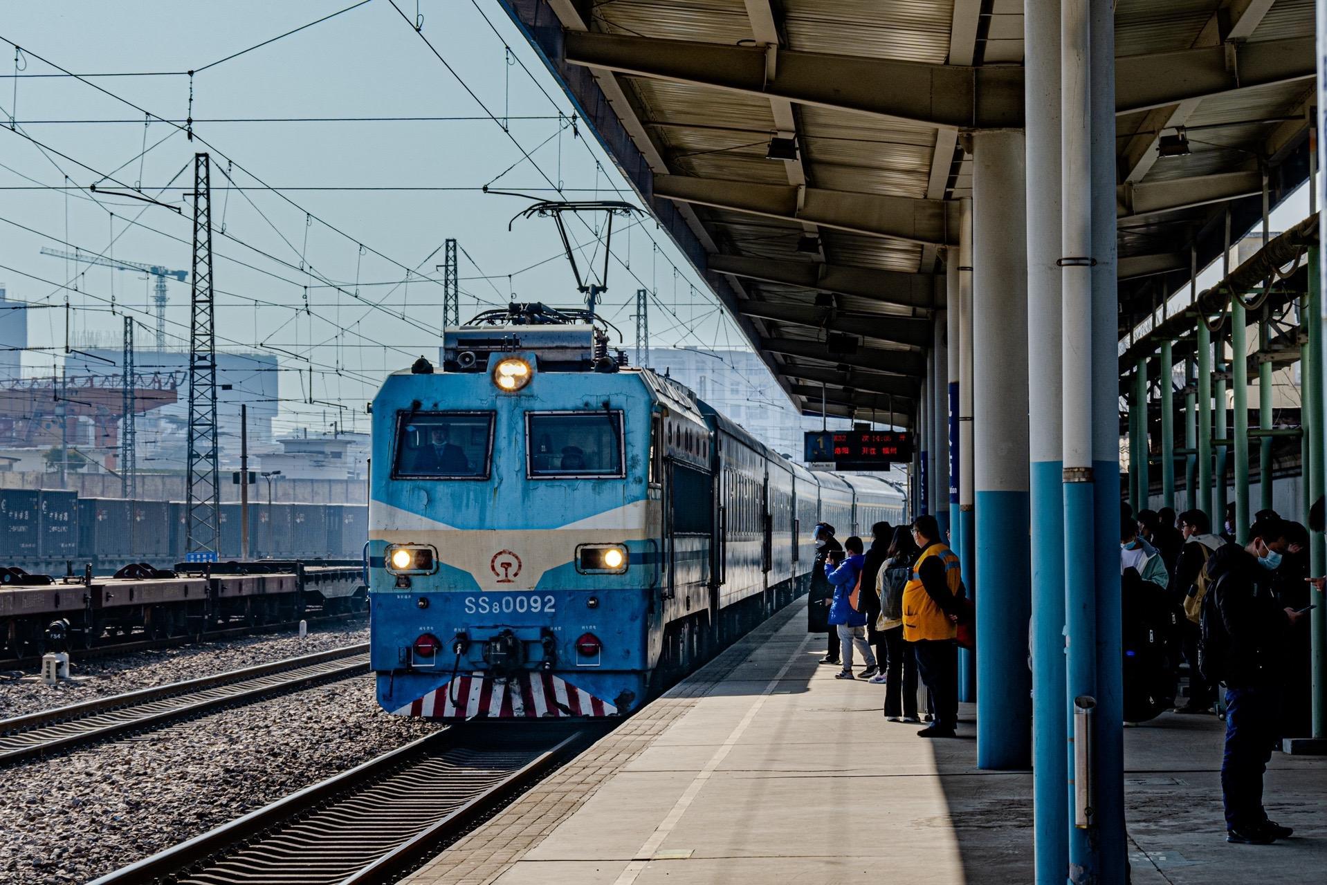 蓝色闪电,传奇四轴 ——致曾经的中国铁路第一速 ss8型电力机车 望