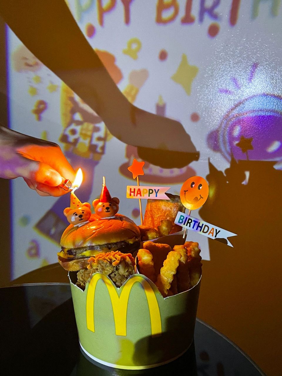麦当劳92自制生日桶真的太太太出片啦～ 点了一个金拱门桶 外加一份