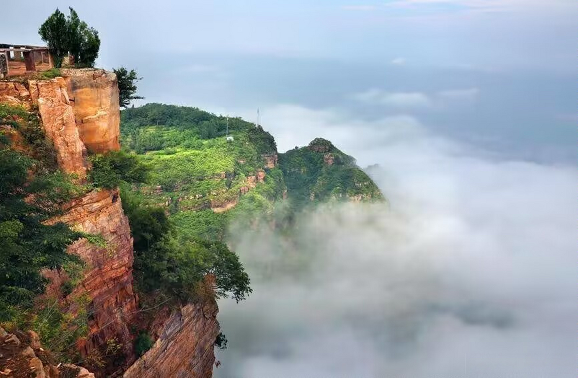 河南林州,一场大雨过后,太行山云雾缭绕,奇峰异岭若隐若现,宛如一幅