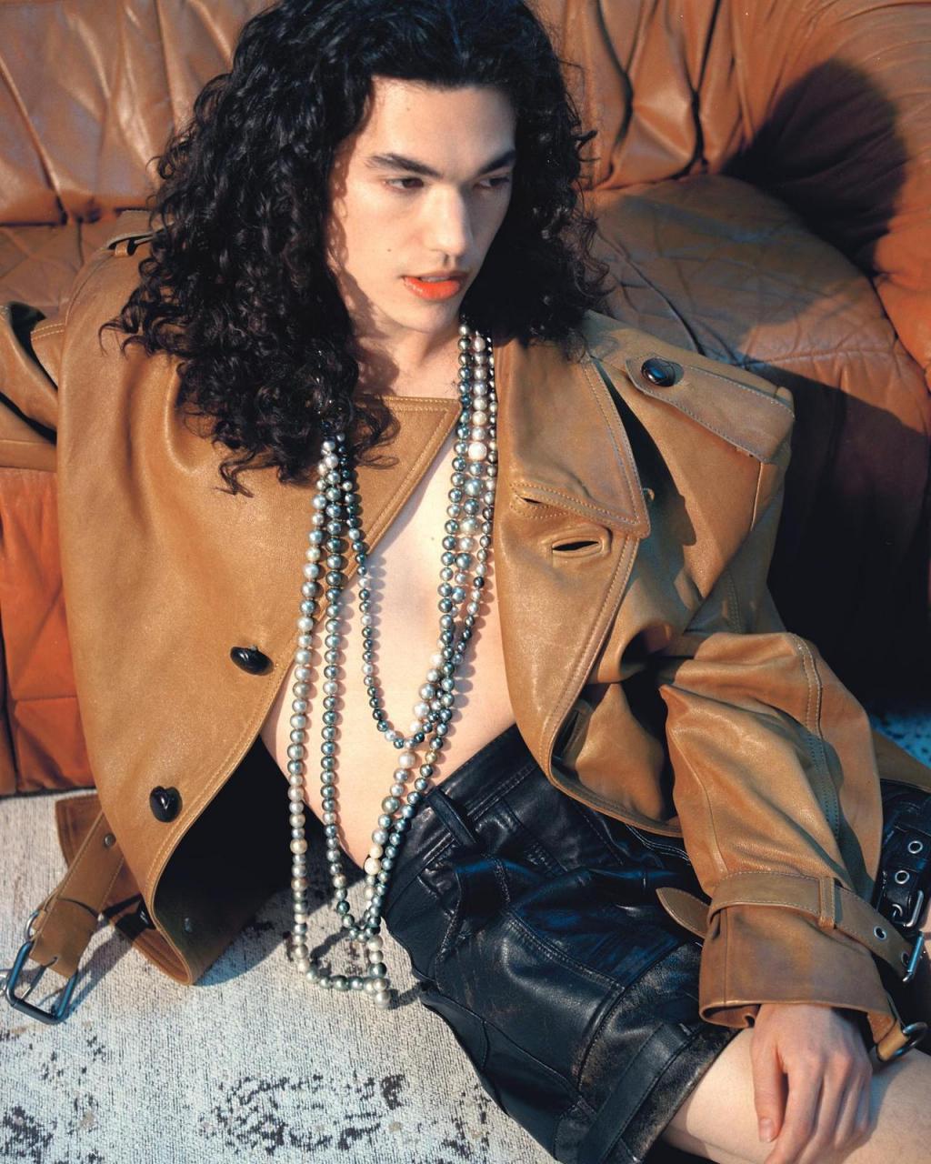 日本爱尔兰混血小鲜肉 conan gray(柯南·格雷)的歌曲《heather》在