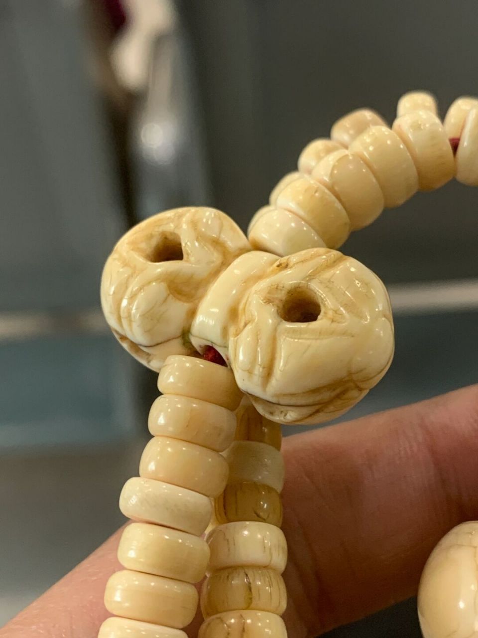 适当用油保养,会让串更润#藏传文玩# #猛犸象牙# #文玩