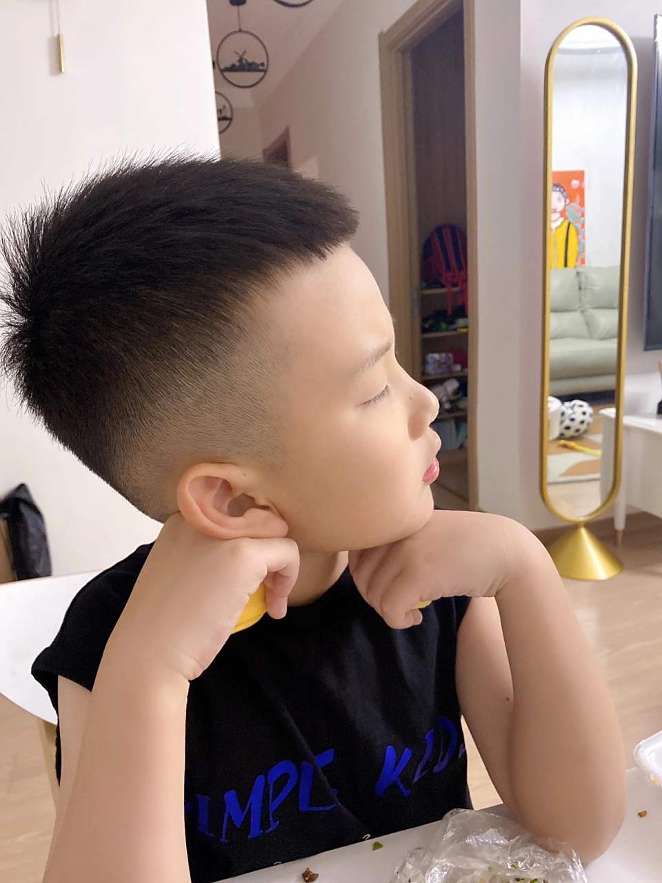 男童发型之寸头,这个发型也能hold住很93  男童寸头