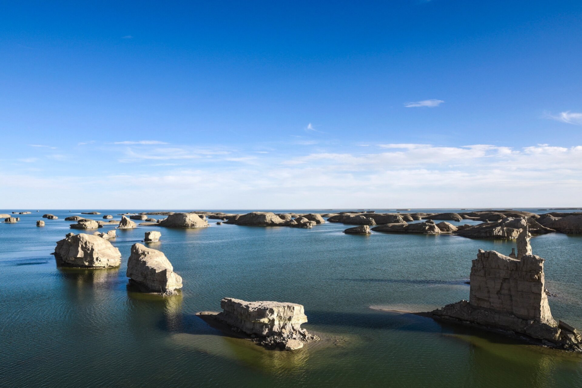 乌素特水上雅丹地质公园 这里有世界唯一的水上雅丹地貌,犹如茫茫戈壁