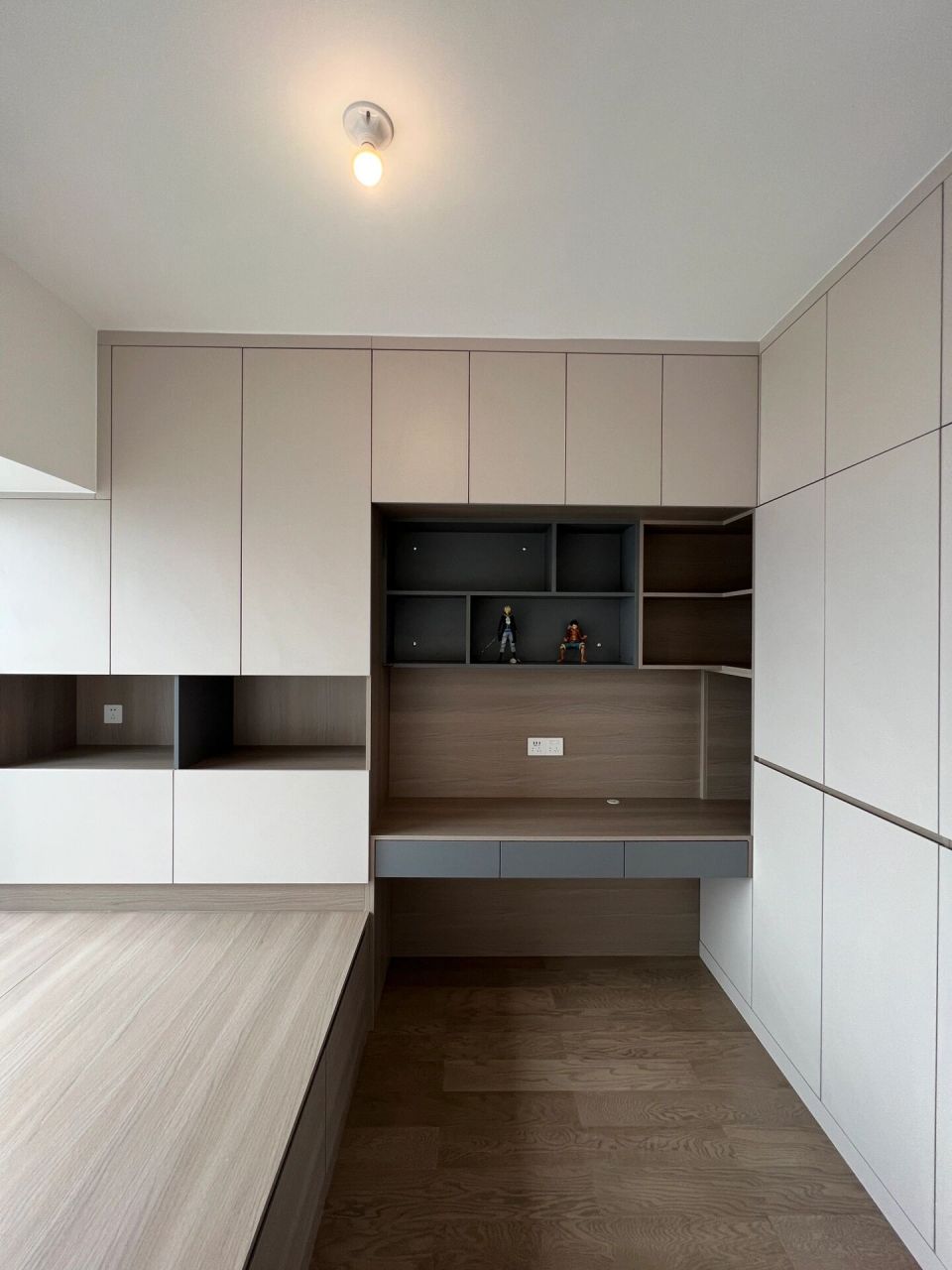 5米的榻榻米床,不浪费飘窗位置 	 96 整个卧室的柜子还是无拉手设计