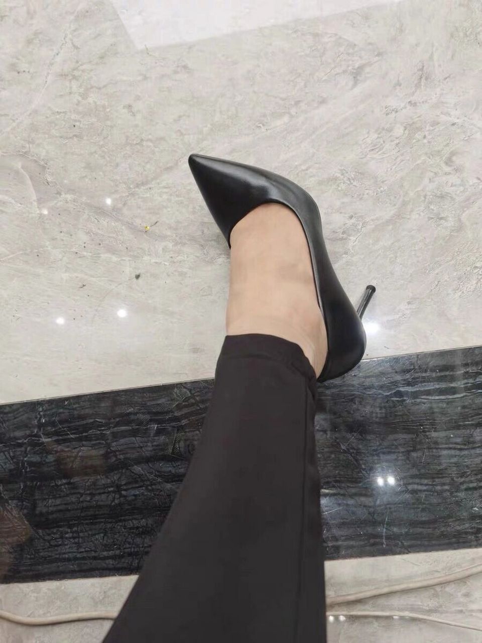 大妈短丝搭配正装西裤皮鞋 应该有很多人穿正装西裤搭配短丝袜吧,这样