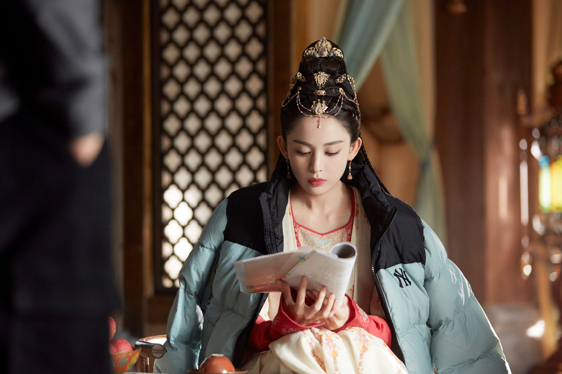 娜扎 库狄琉璃现场花絮照送达～认真研读剧本,揣摩每句台词,乖乖沧北