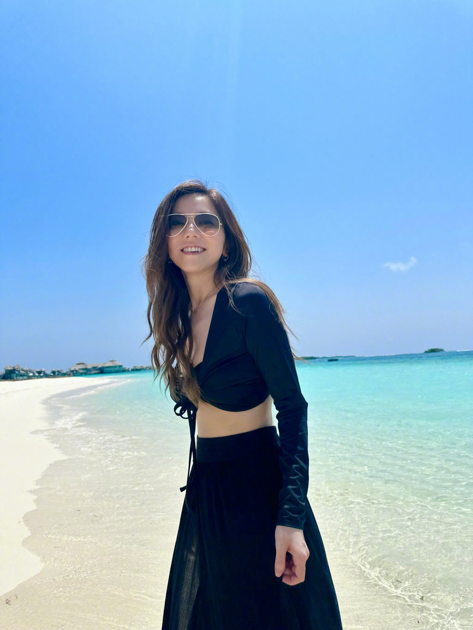 邓紫棋马尔代夫海边随拍,完美的腹部线条,不穿比基尼93也一样性感