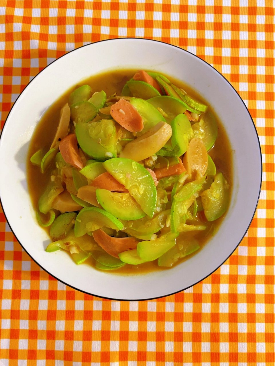 哈喽宝子们,今天做个西葫芦炒火腿,有的地方也叫角瓜,菜瓜,小瓜,西