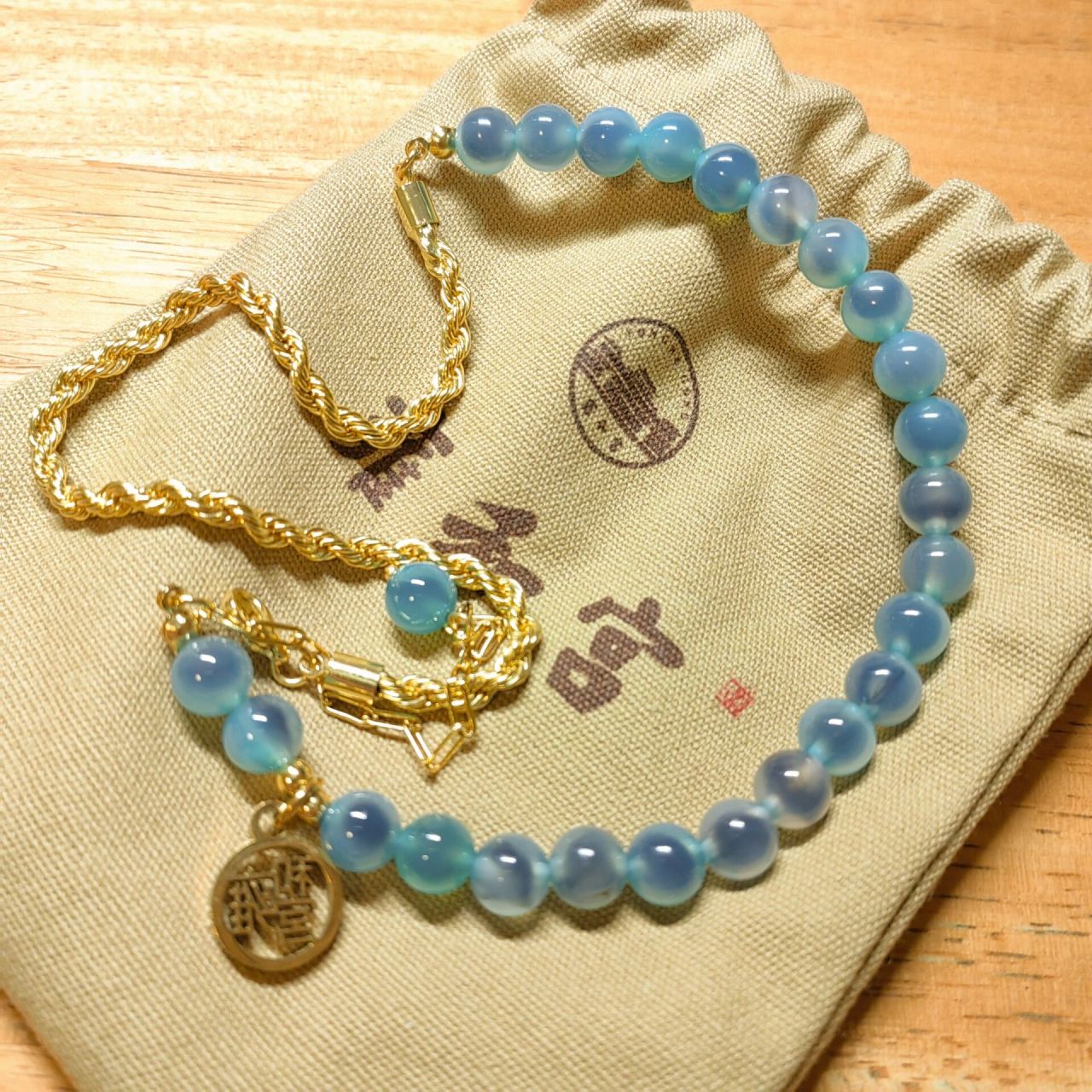 雍和宫香灰半糖琉璃手串99 這款寓意健康平安