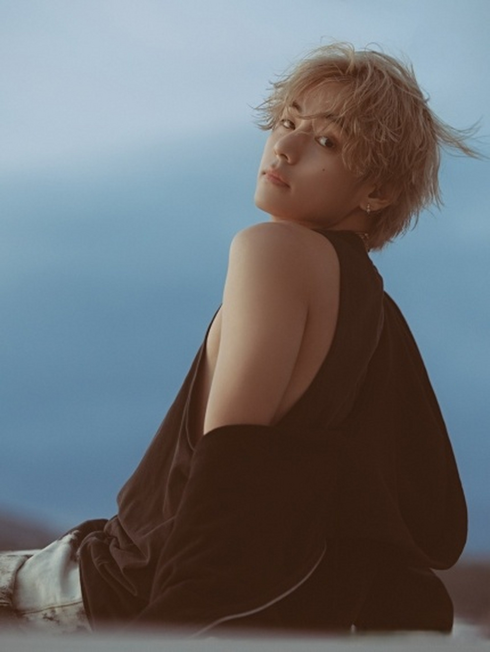 防弹少年团# 成员#金泰亨# 将于8日发行首张solo专辑《layover》