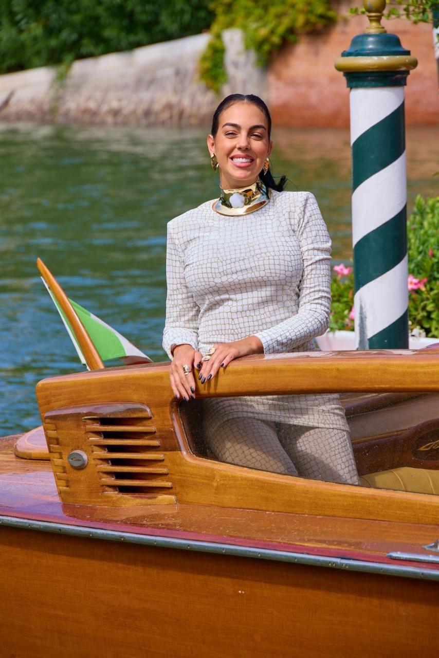 c罗未婚妻乔治娜抵达威尼斯电影节照片,她现在无论是私服还是红毯造型