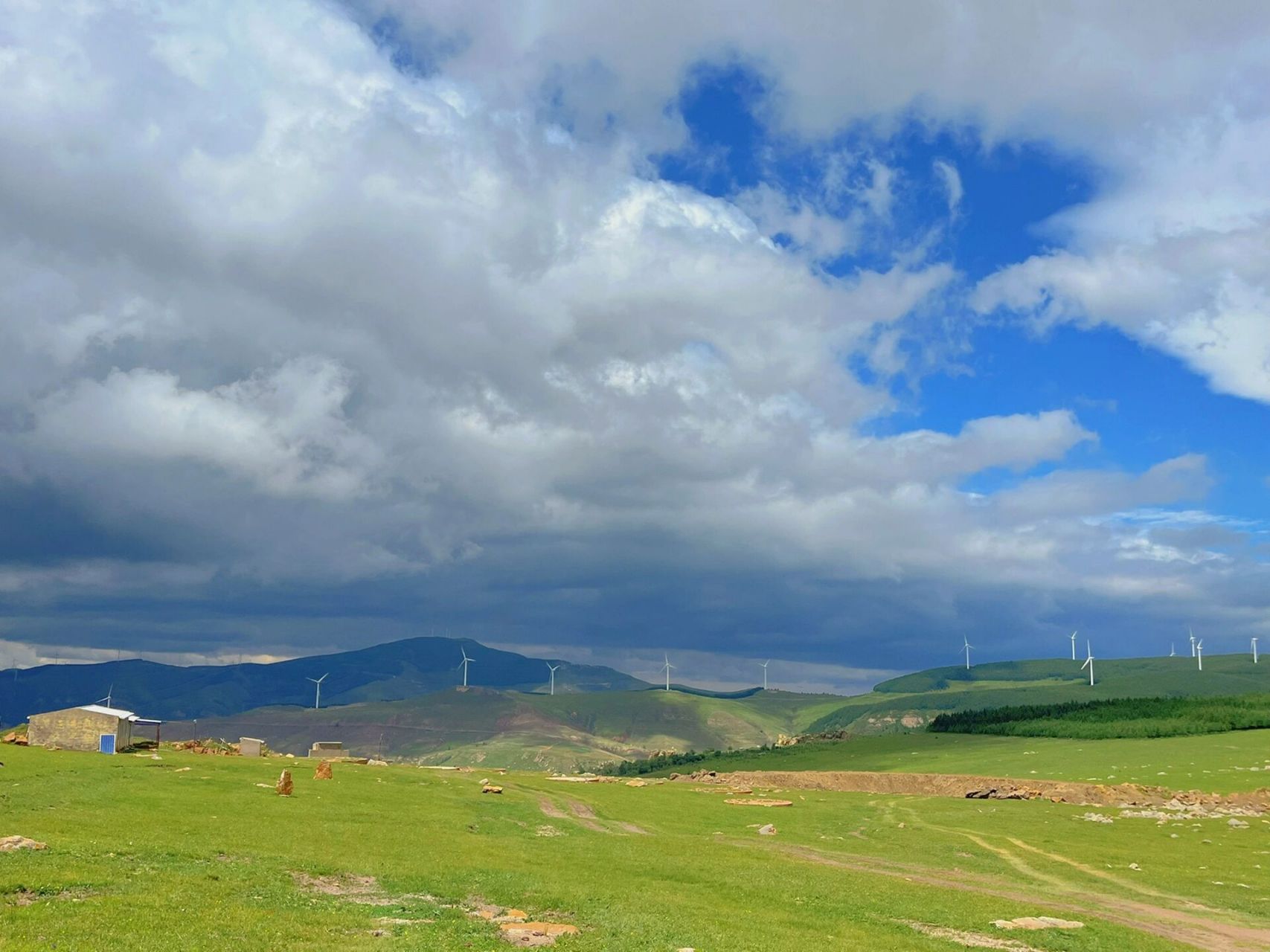 蔚县行～飞狐峪•空中草原 草原的天空很高,很蓝,阳光没有夏天那么