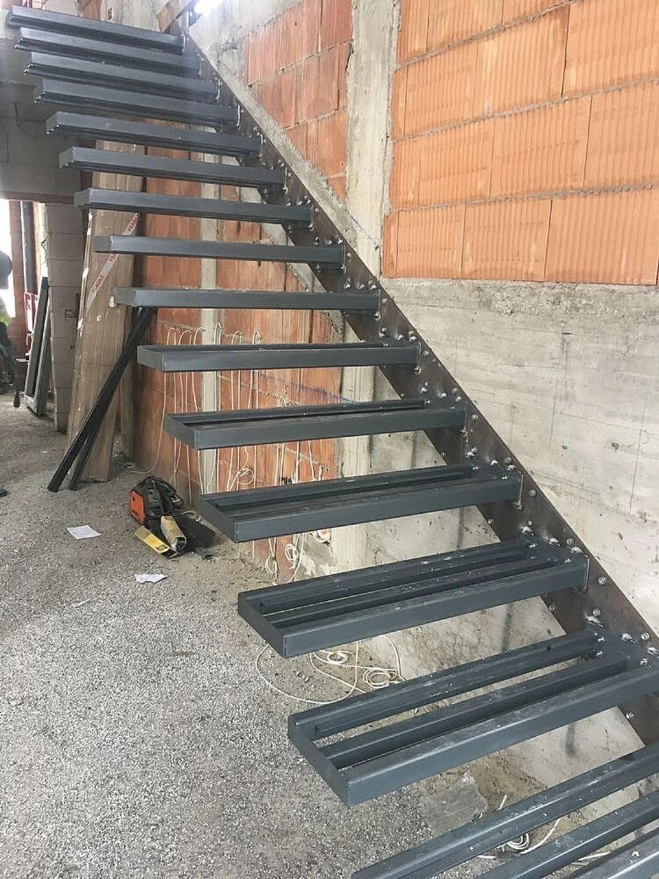 大家要的悬浮楼梯施工做法来啦❗️❗️ 悬浮楼梯是通过将