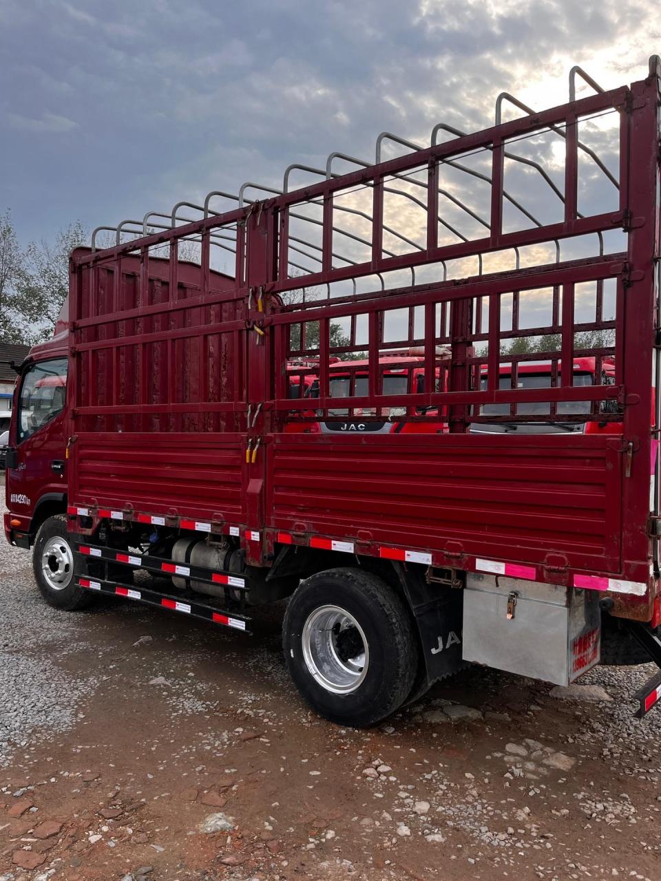 2米蓝牌高栏,潍柴动力,825轮胎,两米四宽,能提档过户,娱乐大屏,倒车