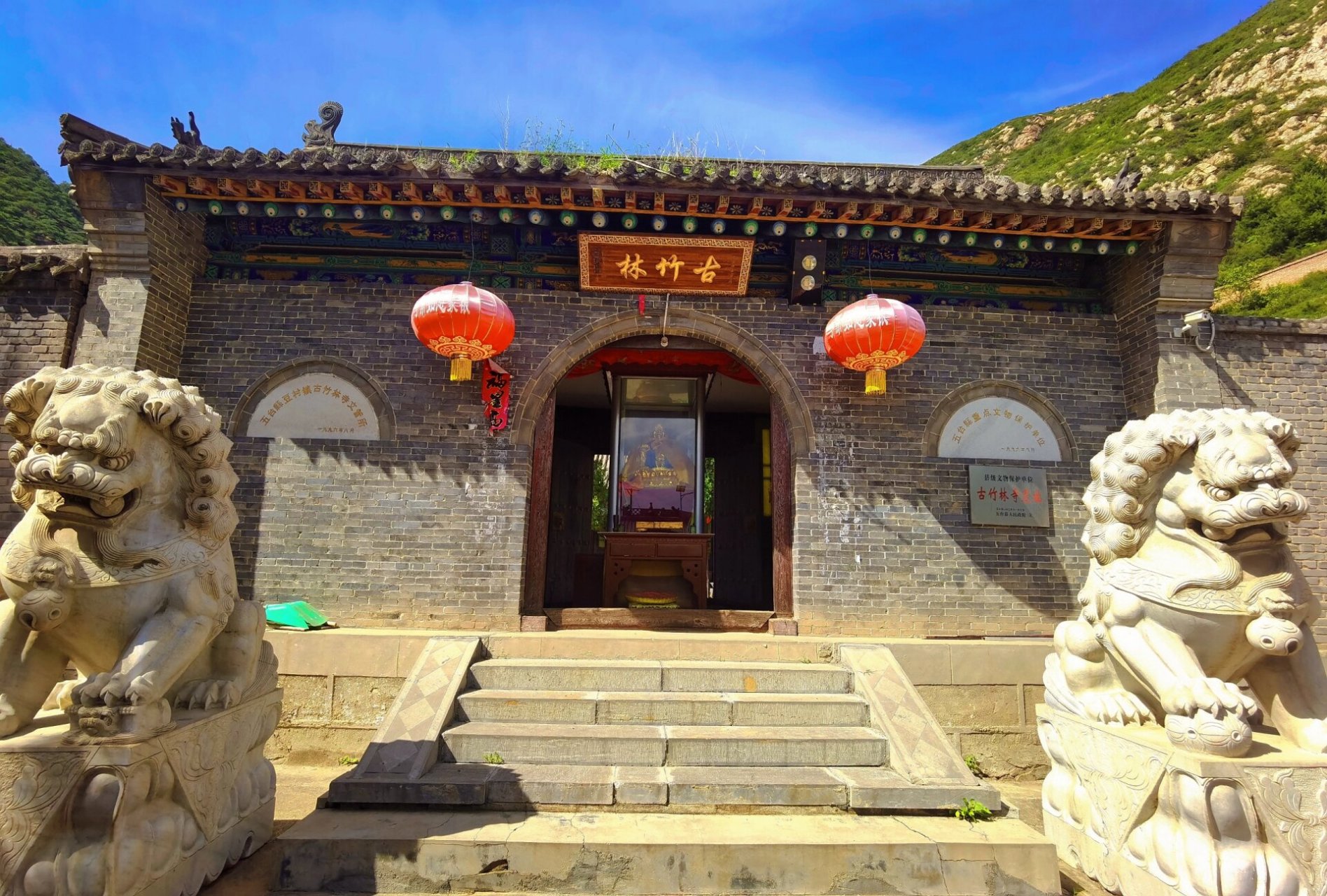 五台山豆县古竹林寺 佛光寺旁边,按照路牌开车进去的.