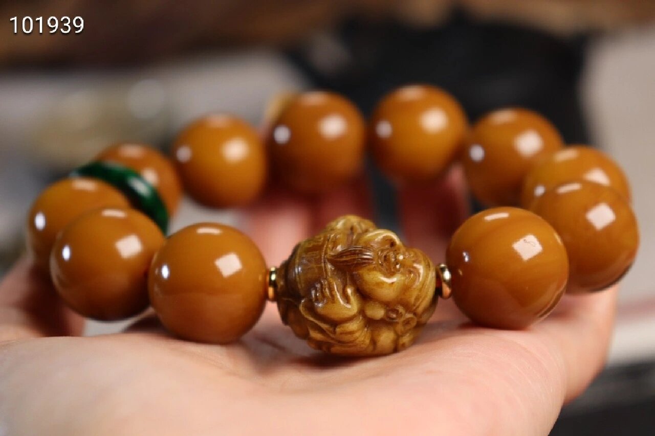 龙涎香"灰琥珀"圆珠手链,搭配老灵骨财神,虬角跑环,纹路自然!