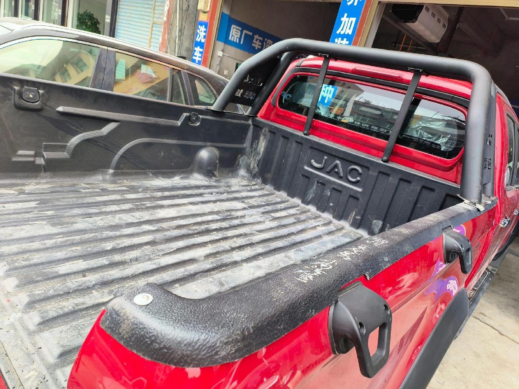 皮卡车加装货箱保护,这样可以保护货箱不受磨损和腐蚀,延长货箱的使用