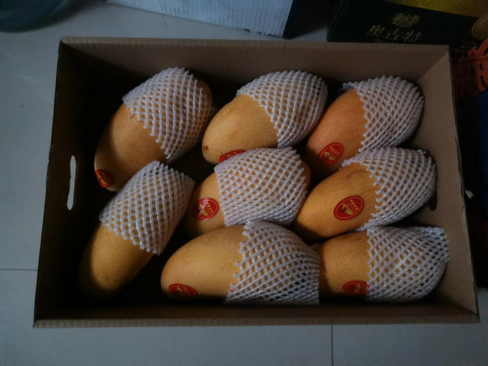 去超市买了一盒芒果,168元,一共有8个,合着一个21元.