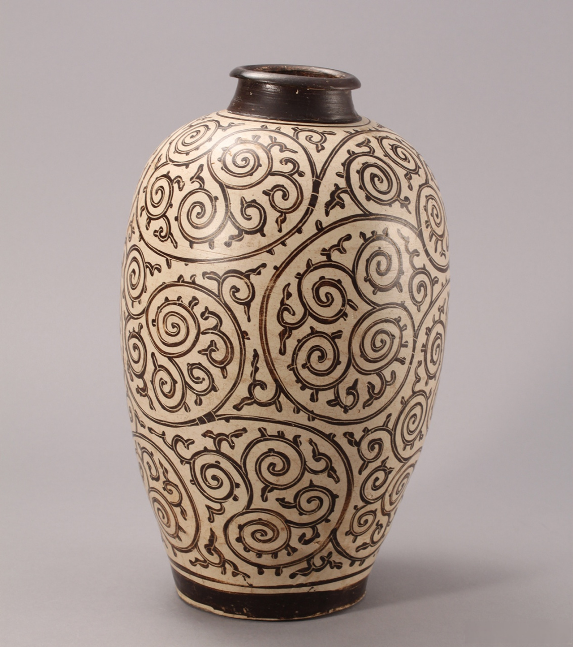 【#宋代瓷瓶花式比心#[老师爱你]】宋代吉州窑褐彩卷草纹瓷瓶,脖子较