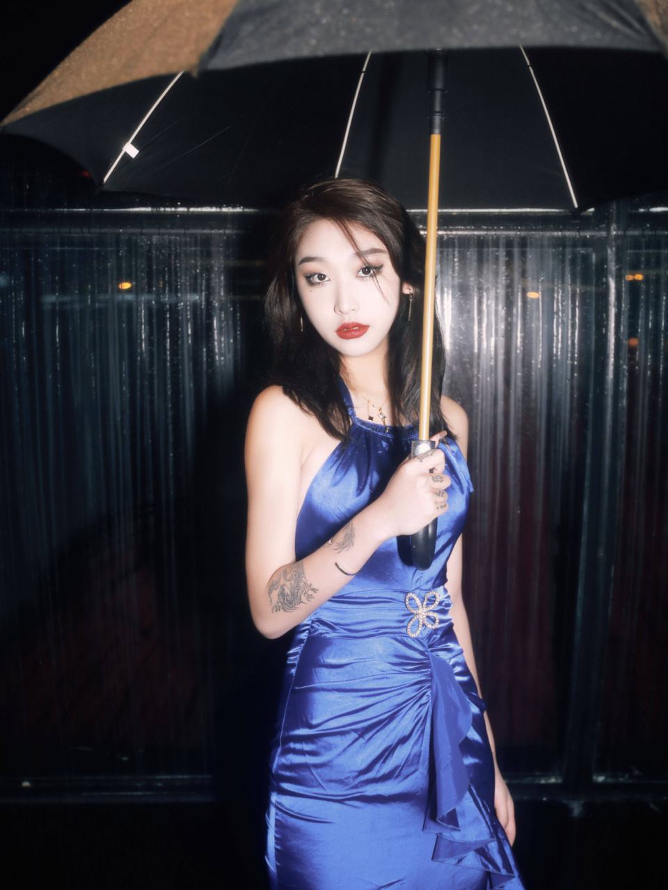 客妹说想拍一套之前倪妮撑伞风格的写真,于是我们有了这组照片!