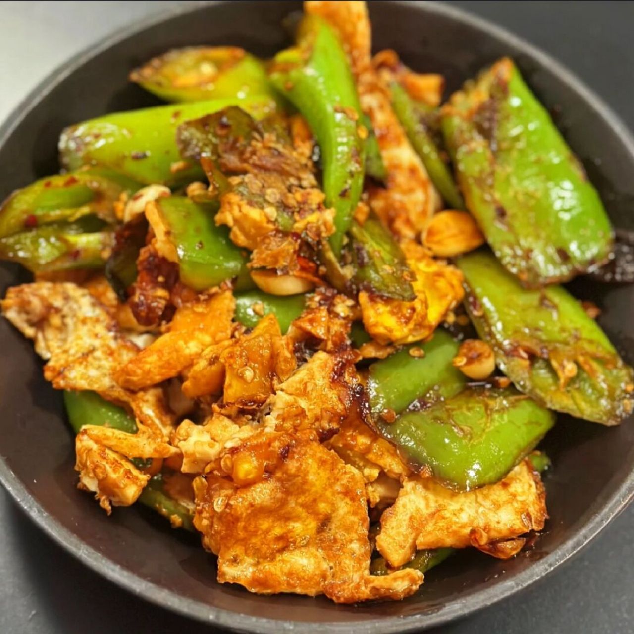 🇬🇧食谱分享|虎皮青椒炒荷包蛋 步骤: 1⃣️起锅烧油,油热打