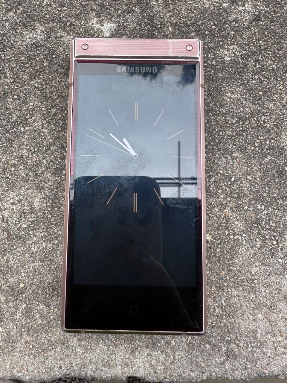 三星w2019 三星心系天下w2019使用翻盖设计,手机品质感十足.