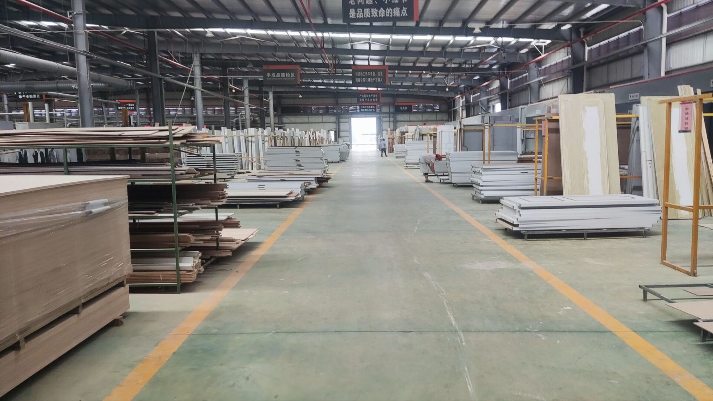 重庆大德木门工厂,改公司一共有三个厂房,总部坐落在重庆江津,分厂