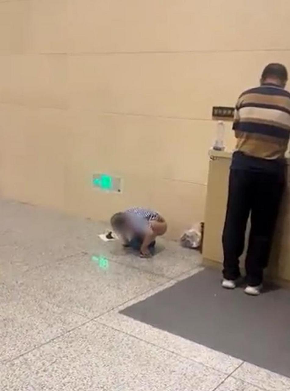 【男孩在博物馆随地大小便无人管,博物馆:没有及时看到,已处理干净】7