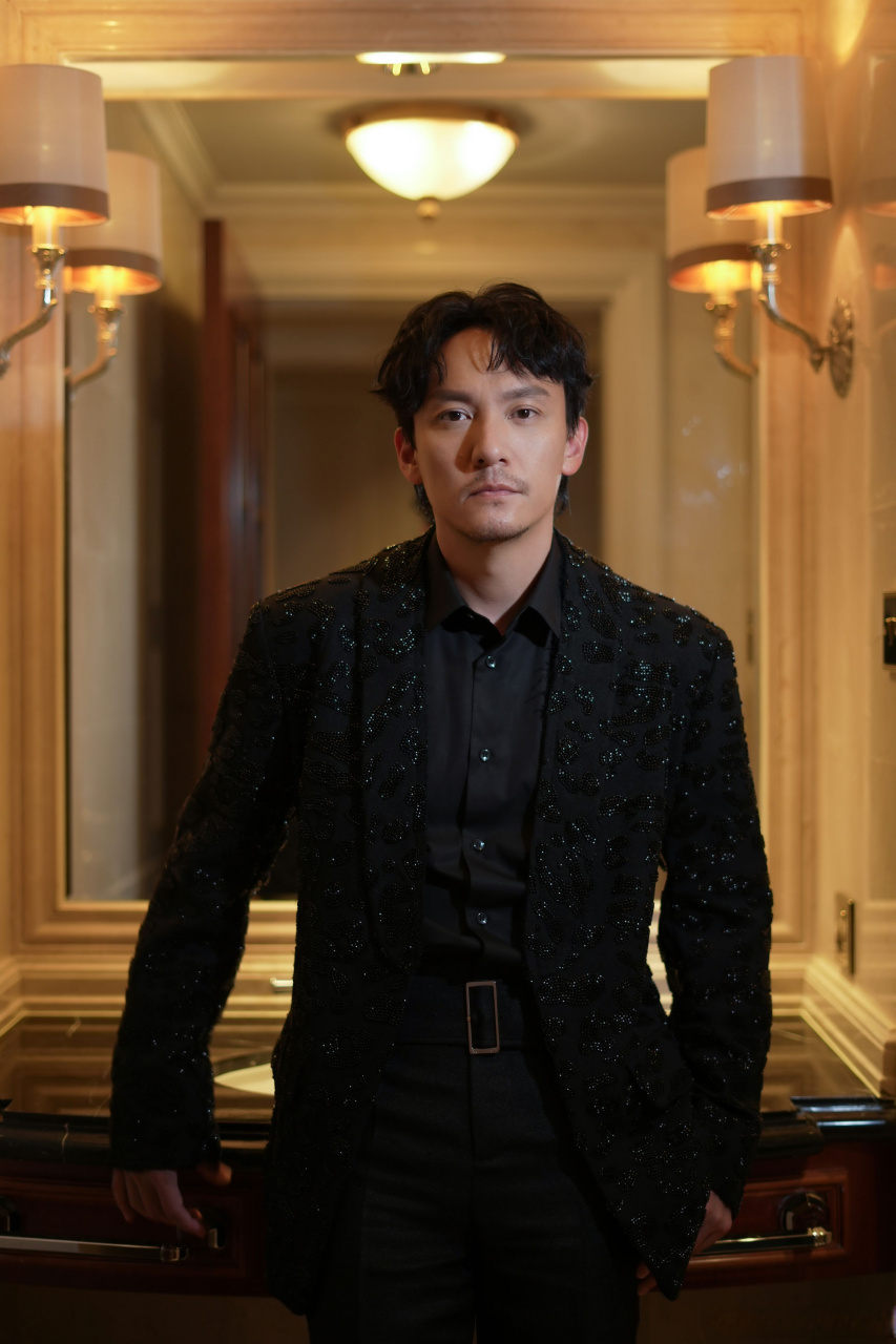 张震暗夜光影氛围感大片# 今日張震 出席品牌活动,黑色西装造型含蓄