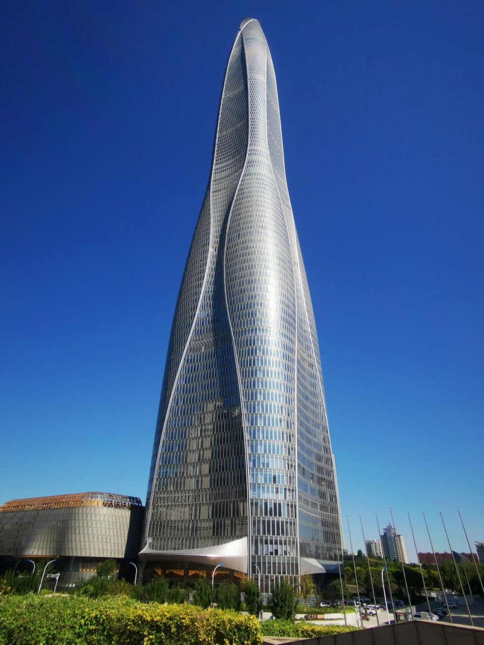 周大福金融中心建成时是中国长江以北第一高楼,全中国第四高楼及全球