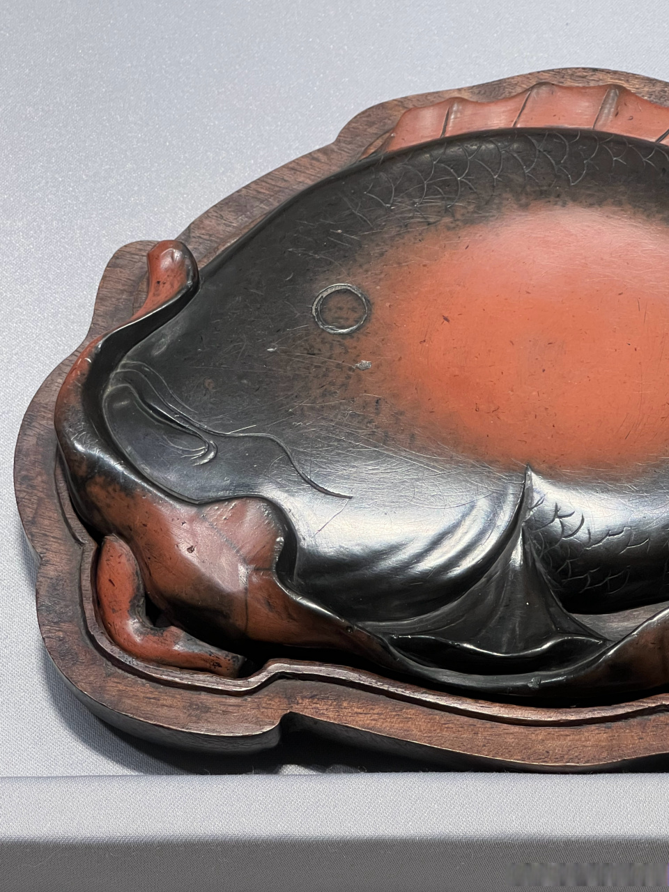 荷鱼朱砂澄泥砚/天津博物馆藏