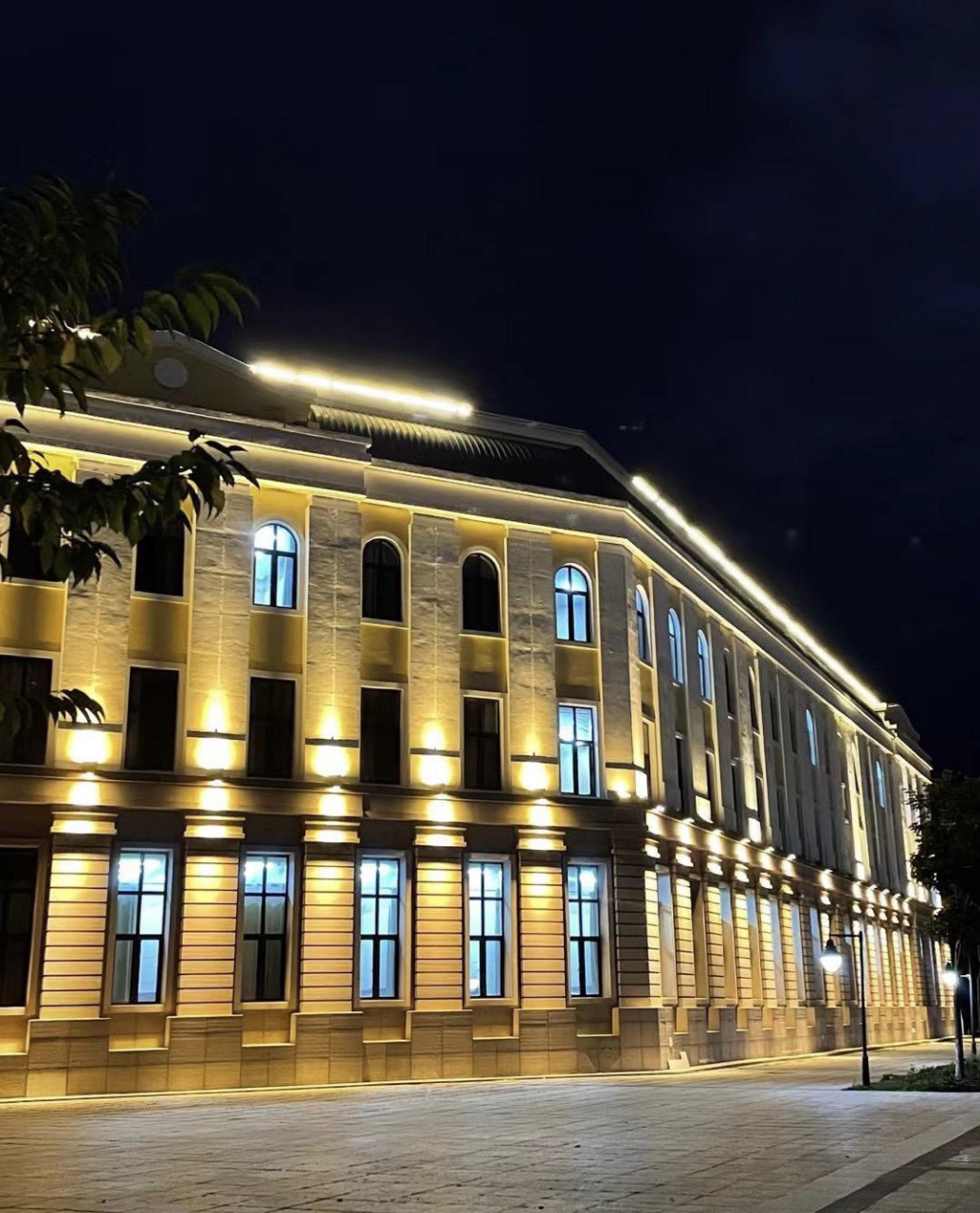 哈尔滨音乐学院 据说哈音的灯会为每个学生亮两次 一次你奔赴而来