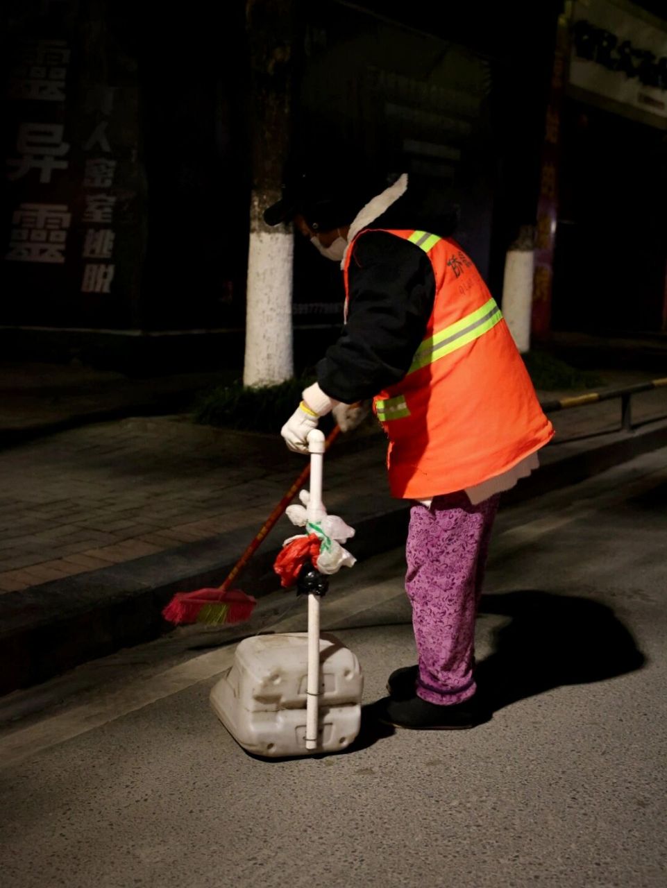 当环卫工人凌晨在大街上辛勤劳作时,相信大多数市民还沉浸在梦乡;当
