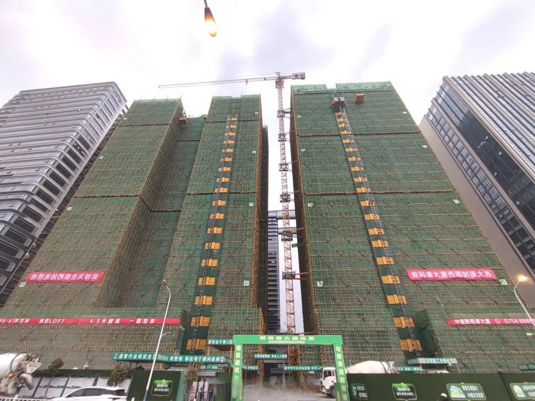 城视汕头# 中玺数码港西塔封顶!