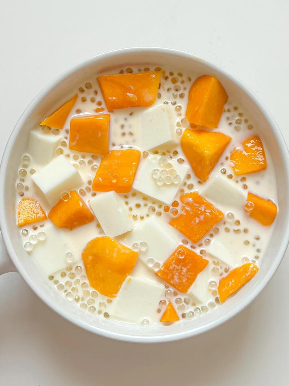 芒果香甜软糯,西米qq弹弹,奶冻爽口顺滑,在搭配清甜的牛奶,满满彝碗