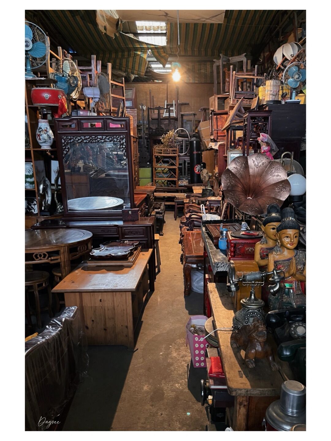 换身旗袍分分钟成都古玩市场古家具老旧家具古董店架子中古杂货铺旧物