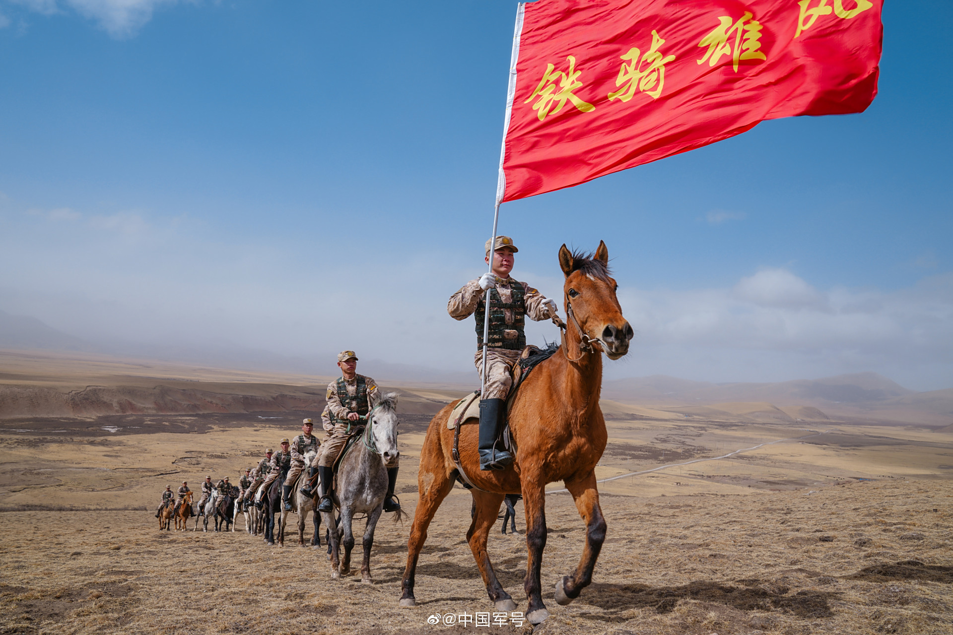 乘马射击,集体冲锋……连日来,火箭军某旅骑兵连组织骑兵开展技战术
